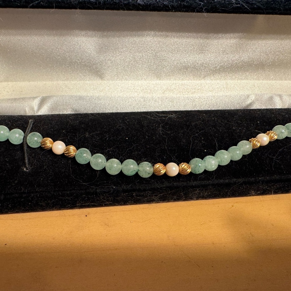 Elegant Green Beaded Necklace with Gold Accents